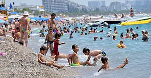 Antalya'da vatandaşlar sahile akın etti
