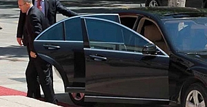 Tasarruf tedbirleri koydu ama… Kendisi de 16 milyonluk makam aracına biniyor ve yardımcıları da çifte maaş alıyor!