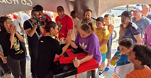 Şampiyonlardan “Halkla Bilek Güreşi”