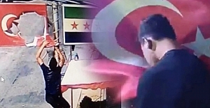 Türk bayrağını parçalamıştı: Öperek özür diledi