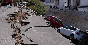 İzmir'den sağanak sonrası korkunç görüntüler! Yer yarıldı, araçlar içinde kaldı