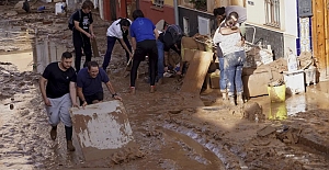 İspanya benzeri görülmemiş sel felaketinin ardından kayıplarını arıyor