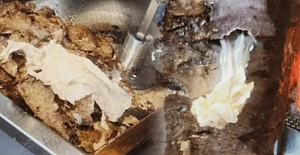 Türkiye'nin dev dönercisinde skandal: Dönerin içinden peçete ve kemik parçaları çıktı