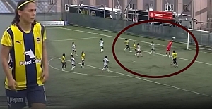 Derbide inanılmaz gol! Orta sahadan attı.