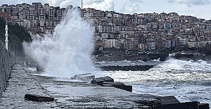 Dev dalgalar 7 metreyi aştı