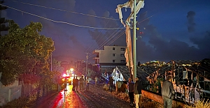 Antalya'da hortum evlerin çatıları ile seralara zarar verdi