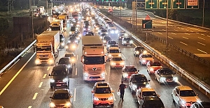 Bayram tatilcileri yollarda kuyruklar oluşturdu