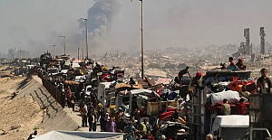 Gazzeliler, katil İsrail'in yoğun bombardımanı altında sürgüne zorlanıyor