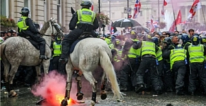 Londra'da 150 bin kişinin katıldığı aşırı sağcıların eyleminde çok sayıda polis yaralandı