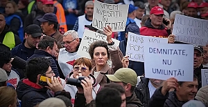Bükreş'te binlerce insan kemer sıkma tedbirlerini protesto etti