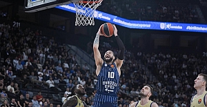 Son nefeste gelen zafer: Anadolu Efes, Barcelona’yı 0.3 saniye kala devirdi!