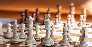 Üç yaşındaki satranç oyuncusu, FIDE puanı alarak rekor kırdı