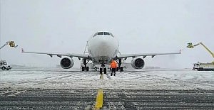 İstanbul'da uçuşlara kar engeli! 38 sefer iptal edildi
