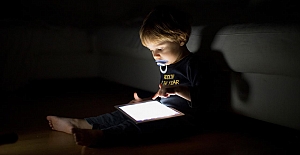 Karanlıkta açılan ekran çocuğa daha fazla zarar veriyor