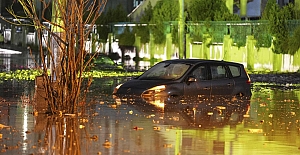 Kuvvetli sağanak sonucu İzmir'de yollar göle döndü