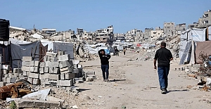 Gazze’de gönüllüler, savaşın yıkıntıları arasından yazılı mirasın geriye kalanlarını kurtarmaya çalışıyor