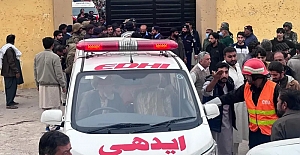 Pakistan'daki bir camide meydana gelen patlamada 30'dan fazla kişi hayatını kaybetti.