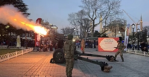 Sultanahmet’te Ramazan ayının ilk iftarında geleneksel top atışı yapıldı