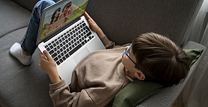 Uzmandan ailelere kritik uyarı: Erken yaşta kontrolsüz ekran kullanımı tehlikesi..