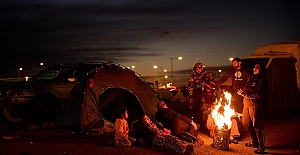 Beyrut sahilinde duvarsız bir şehir: Yerinden edilen Lübnanlılar çadırlarda hayata tutunuyor