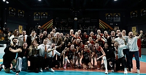 Eczacıbaşı Dynavit Kupa Voley'de yarı finale yükseldi.