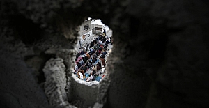 Gazze'de yıkıntılar arasında bayram namazı