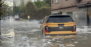 Adana'da sağanak ve dolu: Mahsur kalanlar itfaiye ekiplerince kurtarıldı