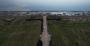 Barajlar dolup taşarken, İznik Gölü'nde su çekilmesi alarm veriyor: İskele karada kaldı!