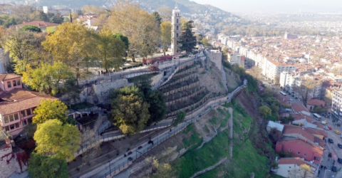 Büyükşehir Belediyesi, Tophane yamaçlarının temizliğini yapıyor