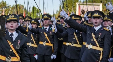 Dönem birincisi teğmen ve 3 teğmen ifade verdi. Heyette bir tuğgeneral dört albay var