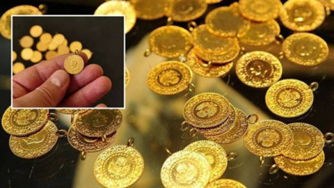 Altın, dolardaki değer kaybının etkisiyle rekor üstüne rekor kırıyor