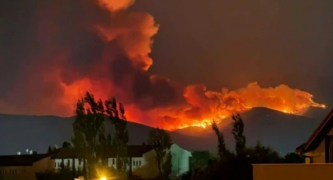 Ucuzluk zirve yaptı! Yangın bölgesinden skandal fotoğraf: Arkada dumanlar ve önde artistik poz