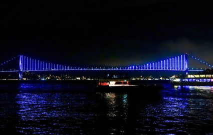 Türk Devletleri İş Birliği Günü'nde bazı köprü ve binalar turkuaz renge büründü