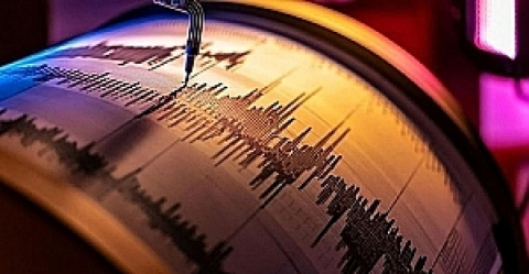 Manisa'nın Yunusemre ilçesinde halk deprem korkusuyla uyandı!
