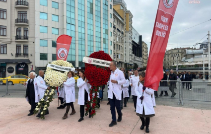 İstanbul Tabip Odası, 14 Mart Tıp Bayramı'nda Taksim'de tören düzenledi