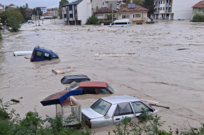 Samsun'u sağanak vurdu: Bazı ev ve iş yerlerini su bastı