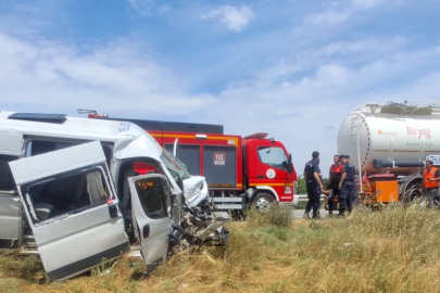 Keşan-Gelibolu yolunda kaza... TIR'a çarpan minibüste 16 kişi yaralandı