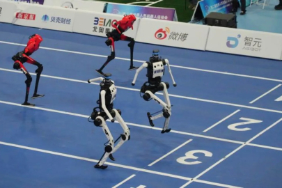 Bir kez daha koşu rekoru kıran robot bariyere çarparak alev aldı