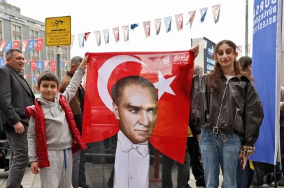 Bursa Büyükşehir Belediyesi, Bursa halkına on binlerce 'Atatürk Posteri' dağıttı